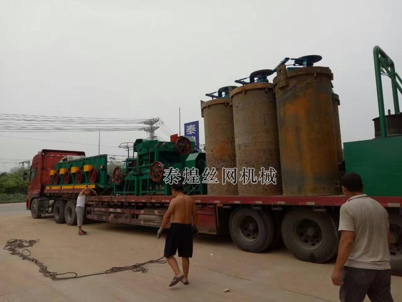 復(fù)合直進(jìn)式拔絲機(jī)裝車發(fā)貨中